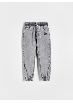 Reserved - Elastyczne jeansy jogger - jasnoszary ze sklepu Reserved w kategorii Spodnie chłopięce - zdjęcie 172653049