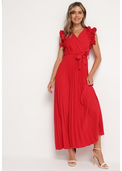 Czerwona Sukienka z Kopertowym Dekoltem i Falbanką z Gumką w Talii i Materiałowym Paskiem Tiamaraya ze sklepu Born2be Odzież w kategorii Sukienki - zdjęcie 172655885