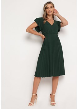 Zielona Sukienka Plisowana o Rozkloszowanym Fasonie i Trójkątnym Dekolcie Rissara ze sklepu Born2be Odzież w kategorii Sukienki - zdjęcie 172665399
