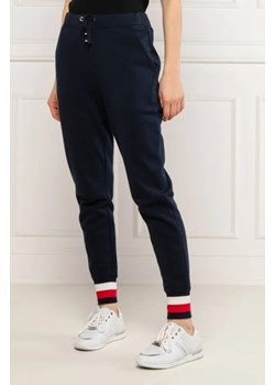 Tommy Hilfiger Spodnie dresowe HERITAGE | Regular Fit ze sklepu Gomez Fashion Store w kategorii Spodnie damskie - zdjęcie 172773667