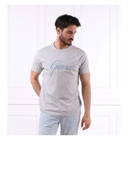 GUESS T-shirt SS CN GUESS 3D EMBRO | Regular Fit ze sklepu Gomez Fashion Store w kategorii T-shirty męskie - zdjęcie 172790895