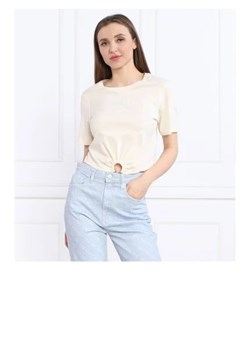 GUESS T-shirt SS RN PIERCING | Cropped Fit ze sklepu Gomez Fashion Store w kategorii Bluzki damskie - zdjęcie 172795815