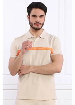 CALVIN KLEIN JEANS Polo LOGO TAPE | Regular Fit ze sklepu Gomez Fashion Store w kategorii T-shirty męskie - zdjęcie 172810395