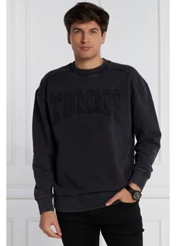 Tommy Jeans Bluza NEW VRSTY ACID | Relaxed fit ze sklepu Gomez Fashion Store w kategorii Bluzy męskie - zdjęcie 172822617