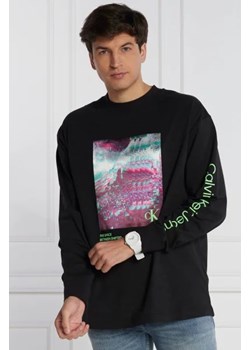 CALVIN KLEIN JEANS Bluza HYPER REAL LANDSCAPE LS | Relaxed fit ze sklepu Gomez Fashion Store w kategorii Bluzy męskie - zdjęcie 172824276