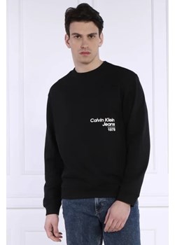 CALVIN KLEIN JEANS Bluza DIFFUSED LOGO CREW NECK | Loose fit ze sklepu Gomez Fashion Store w kategorii Bluzy męskie - zdjęcie 172829595