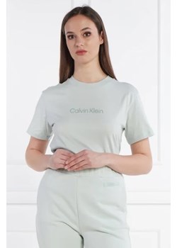 Calvin Klein T-shirt HERO LOGO | Regular Fit ze sklepu Gomez Fashion Store w kategorii Bluzki damskie - zdjęcie 172856016