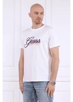 GUESS T-shirt SS CN GUESS 3D EMBRO | Regular Fit ze sklepu Gomez Fashion Store w kategorii T-shirty męskie - zdjęcie 172910075
