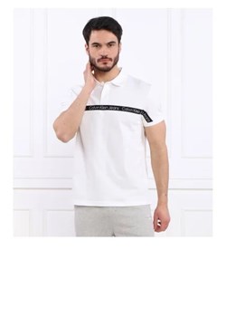 CALVIN KLEIN JEANS Polo LOGO TAPE | Regular Fit ze sklepu Gomez Fashion Store w kategorii T-shirty męskie - zdjęcie 172916385