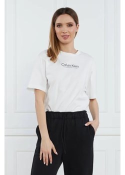 Calvin Klein T-shirt COORDINATES LOGO GRAPHIC T-SHIRT | Regular Fit ze sklepu Gomez Fashion Store w kategorii Bluzki damskie - zdjęcie 172918918