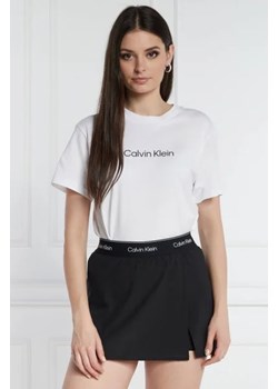Calvin Klein T-shirt HERO LOGO | Regular Fit ze sklepu Gomez Fashion Store w kategorii Bluzki damskie - zdjęcie 172922498