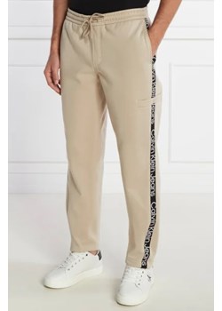 CALVIN KLEIN JEANS Spodnie dresowe CUT OFF LOGO TAPE | Regular Fit ze sklepu Gomez Fashion Store w kategorii Spodnie męskie - zdjęcie 172943747
