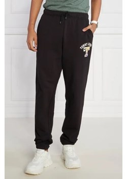 Tommy Jeans Spodnie dresowe TJM RLX LUXE GRAPHIC | Regular Fit ze sklepu Gomez Fashion Store w kategorii Spodnie męskie - zdjęcie 172948338