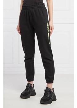 DKNY Sport Spodnie dresowe LAYERED | Regular Fit ze sklepu Gomez Fashion Store w kategorii Spodnie damskie - zdjęcie 172951705