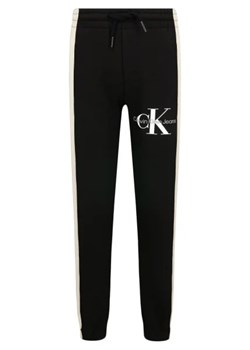 CALVIN KLEIN JEANS Spodnie dresowe | Regular Fit ze sklepu Gomez Fashion Store w kategorii Spodnie chłopięce - zdjęcie 172955075