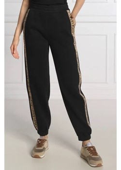 CALVIN KLEIN JEANS Spodnie dresowe | Regular Fit ze sklepu Gomez Fashion Store w kategorii Spodnie damskie - zdjęcie 172956056