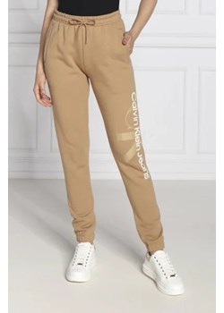 CALVIN KLEIN JEANS Spodnie dresowe | Regular Fit ze sklepu Gomez Fashion Store w kategorii Spodnie damskie - zdjęcie 172957316
