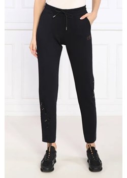 EA7 Spodnie dresowe | Regular Fit ze sklepu Gomez Fashion Store w kategorii Spodnie damskie - zdjęcie 172958669