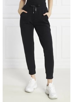 GUESS Spodnie dresowe | Regular Fit ze sklepu Gomez Fashion Store w kategorii Spodnie damskie - zdjęcie 172958726