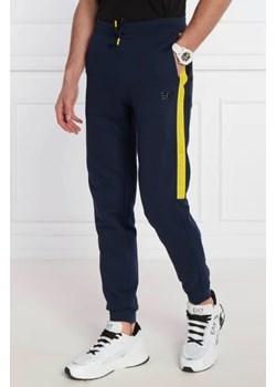 EA7 Spodnie dresowe | Regular Fit ze sklepu Gomez Fashion Store w kategorii Spodnie męskie - zdjęcie 172959678