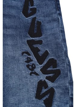 Guess Jeansowe szorty GRAFFITI | Regular Fit ze sklepu Gomez Fashion Store w kategorii Spodenki chłopięce - zdjęcie 172960655