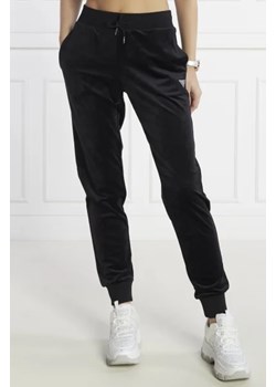 GUESS ACTIVE Spodnie dresowe | Regular Fit ze sklepu Gomez Fashion Store w kategorii Spodnie damskie - zdjęcie 172962087