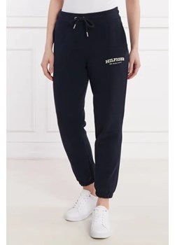Tommy Hilfiger Spodnie dresowe REG MONOTYPE FLOCK | Regular Fit ze sklepu Gomez Fashion Store w kategorii Spodnie damskie - zdjęcie 172963027