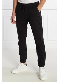 Tommy Jeans Spodnie jogger AUSTIN | Regular Fit ze sklepu Gomez Fashion Store w kategorii Spodnie męskie - zdjęcie 172964565