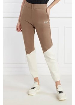 EA7 Spodnie dresowe | Regular Fit ze sklepu Gomez Fashion Store w kategorii Spodnie damskie - zdjęcie 172968398