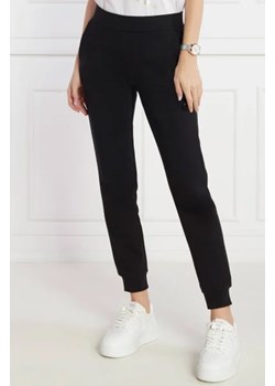 EA7 Spodnie dresowe | Regular Fit ze sklepu Gomez Fashion Store w kategorii Spodnie damskie - zdjęcie 172968657