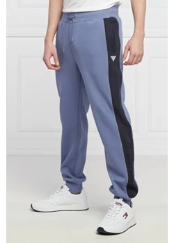 GUESS ACTIVE Spodnie dresowe MERV | Regular Fit ze sklepu Gomez Fashion Store w kategorii Spodnie męskie - zdjęcie 172969605