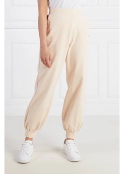 EA7 Spodnie dresowe | Regular Fit ze sklepu Gomez Fashion Store w kategorii Spodnie damskie - zdjęcie 172971755