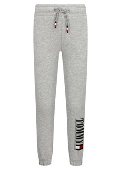 Tommy Hilfiger Spodnie dresowe | Regular Fit ze sklepu Gomez Fashion Store w kategorii Spodnie chłopięce - zdjęcie 172974358
