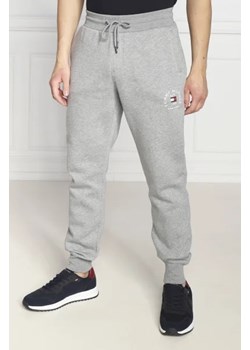 Tommy Hilfiger Spodnie dresowe Flag Arch | Regular Fit ze sklepu Gomez Fashion Store w kategorii Spodnie męskie - zdjęcie 172978989