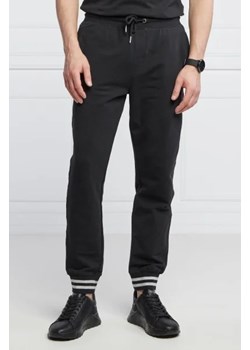 GUESS Spodnie dresowe Adam | Relaxed fit ze sklepu Gomez Fashion Store w kategorii Spodnie męskie - zdjęcie 172981457