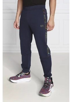 EA7 Spodnie dresowe | Regular Fit ze sklepu Gomez Fashion Store w kategorii Spodnie męskie - zdjęcie 172982239