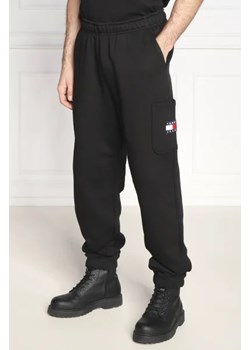 Tommy Jeans Spodnie dresowe BADGE | Regular Fit ze sklepu Gomez Fashion Store w kategorii Spodnie męskie - zdjęcie 172983416