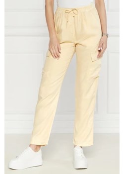 Pepe Jeans London Spodnie cargo EVA | Relaxed fit ze sklepu Gomez Fashion Store w kategorii Spodnie damskie - zdjęcie 172983528