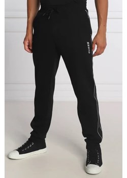GUESS ACTIVE Spodnie dresowe Mickey | Regular Fit ze sklepu Gomez Fashion Store w kategorii Spodnie męskie - zdjęcie 172983658