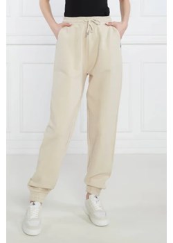 CALVIN KLEIN JEANS Spodnie dresowe TAB OTTOMAN | Straight fit ze sklepu Gomez Fashion Store w kategorii Spodnie damskie - zdjęcie 172984389