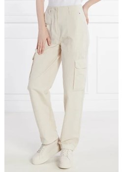 Tommy Jeans Spodnie cargo TJW HARPER HR CARGO PANT | Tapered fit ze sklepu Gomez Fashion Store w kategorii Spodnie damskie - zdjęcie 172985908