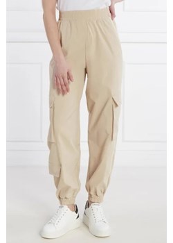 GUESS ACTIVE Spodnie cargo ARLETH | Relaxed fit ze sklepu Gomez Fashion Store w kategorii Spodnie damskie - zdjęcie 172987016