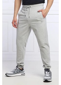 GUESS Spodnie dresowe Adam | Relaxed fit ze sklepu Gomez Fashion Store w kategorii Spodnie męskie - zdjęcie 172988549