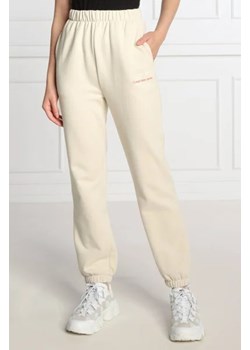 CALVIN KLEIN JEANS Spodnie dresowe | Regular Fit ze sklepu Gomez Fashion Store w kategorii Spodnie damskie - zdjęcie 172991539