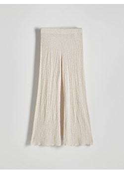 Reserved - Spodnie flare ze strukturalnej dzianiny - złamana biel ze sklepu Reserved w kategorii Spodnie damskie - zdjęcie 172997777