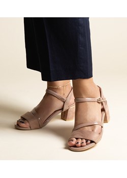 Ciemnobeżowe sandały z polaczeniem materiałów Hambly ze sklepu gemre w kategorii Sandały damskie - zdjęcie 173000859