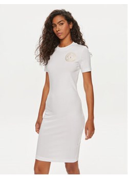 Versace Jeans Couture Sukienka codzienna 76HAOT02 Biały Slim Fit ze sklepu MODIVO w kategorii Sukienki - zdjęcie 173010755