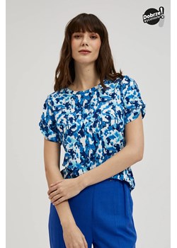 Bluzka w kwiatowym wzorem niebieska ze sklepu Moodo.pl w kategorii Bluzki damskie - zdjęcie 173014916