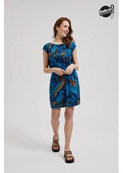 Sukienka z okrągłym dekoltem w tropikalny wzór niebieska ze sklepu Moodo.pl w kategorii Sukienki - zdjęcie 173014968