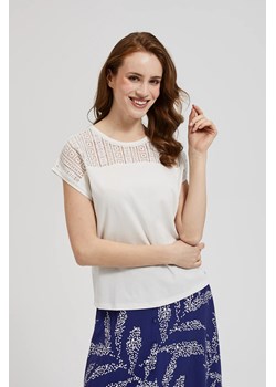 Bluzka z koronką na dekolcie biała ze sklepu Moodo.pl w kategorii Bluzki damskie - zdjęcie 173014978